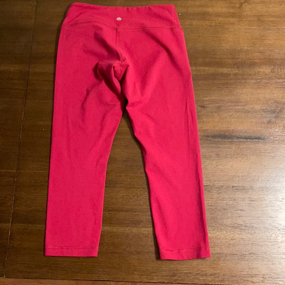 Lululemon red crops Size 6 - Picture 3 of 6